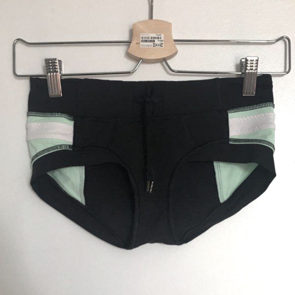 Lululemon hot yoga crop shorts